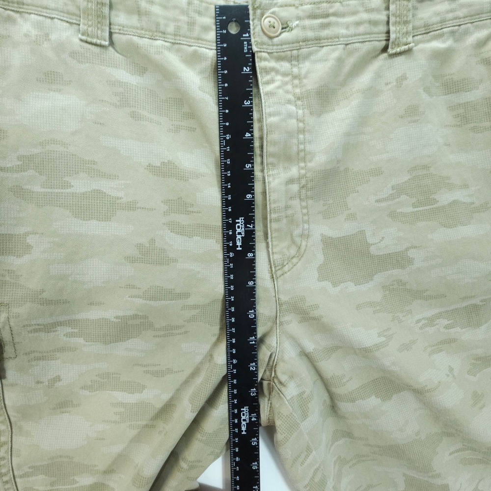 IZOD Cargo Shorts Mens 42 Tan Digital Camo Streetwear Skate Y2K Cotton Twill - Picture 6 of 8